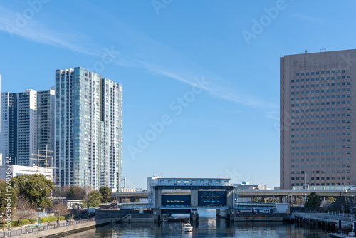 東京品川 運河沿いの高層ビルの風景