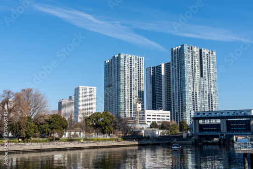 東京品川　運河沿いの高層ビルの風景 © EISAKU SHIRAYAMA