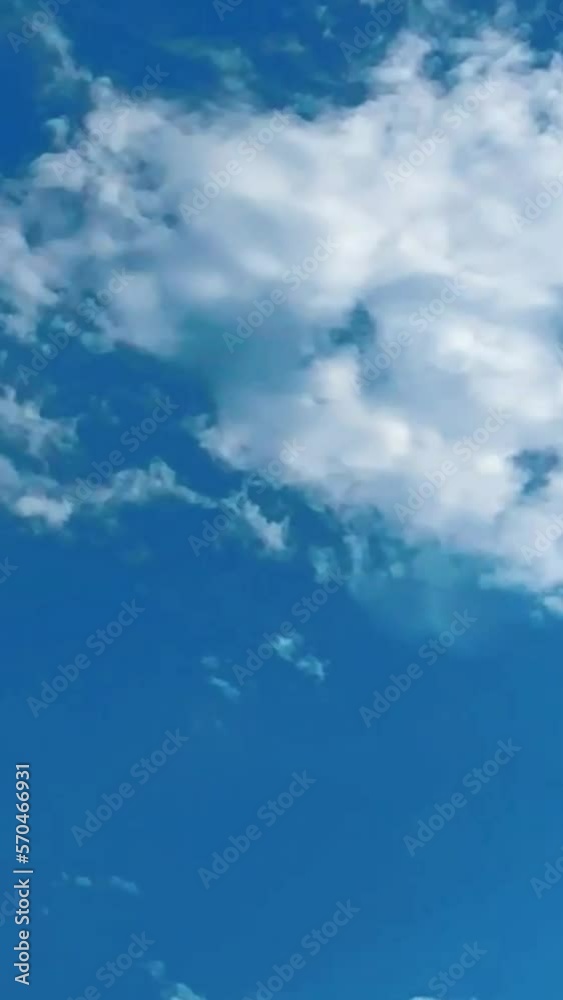 雲景 晴れ時々曇りの夏空に薄明光線 タイムラプス 雲景 晴れ時々曇りの夏空に薄明光線 タイムラプス