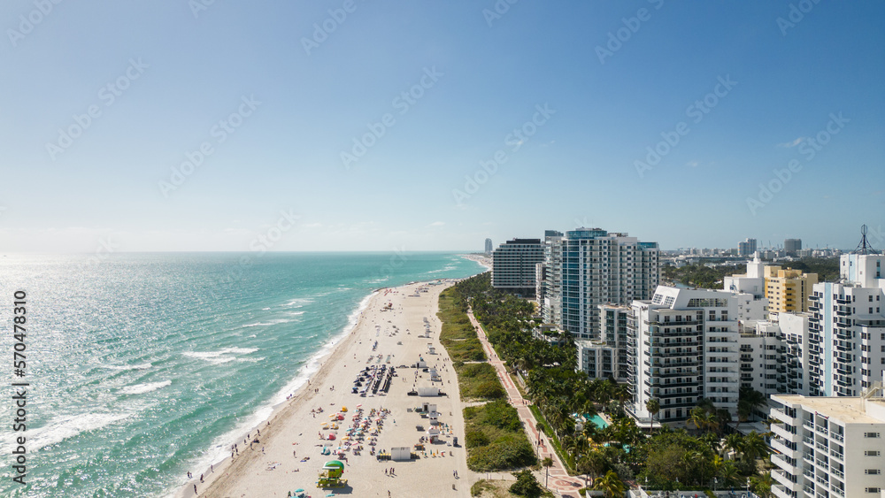 Obraz premium Miami Beach coastline with hotels on a bright morning.