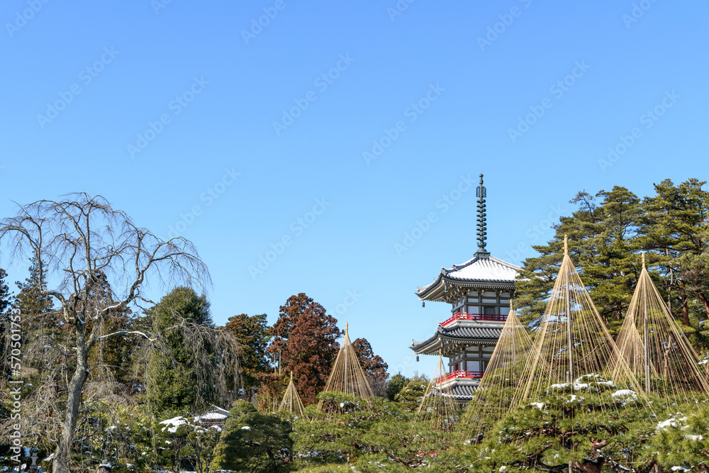 Fototapeta premium 仙台 雪の輪王寺庭園 