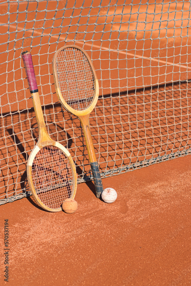 Raquetas y bolas de tenis antiguas 