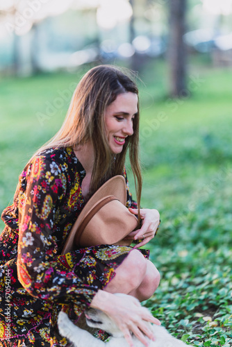 Chica joven delgada posando al atardecer con ropa de invierno y sombrero