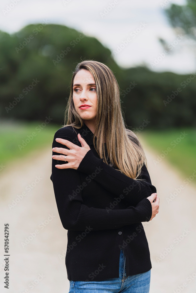 Chica joven con pelo largo liso y vestidos pintorescos en zona boscosa tomándose fotos y posando Chica joven con pelo largo liso y vestidos pintorescos en zona boscosa tomándose fotos y posando