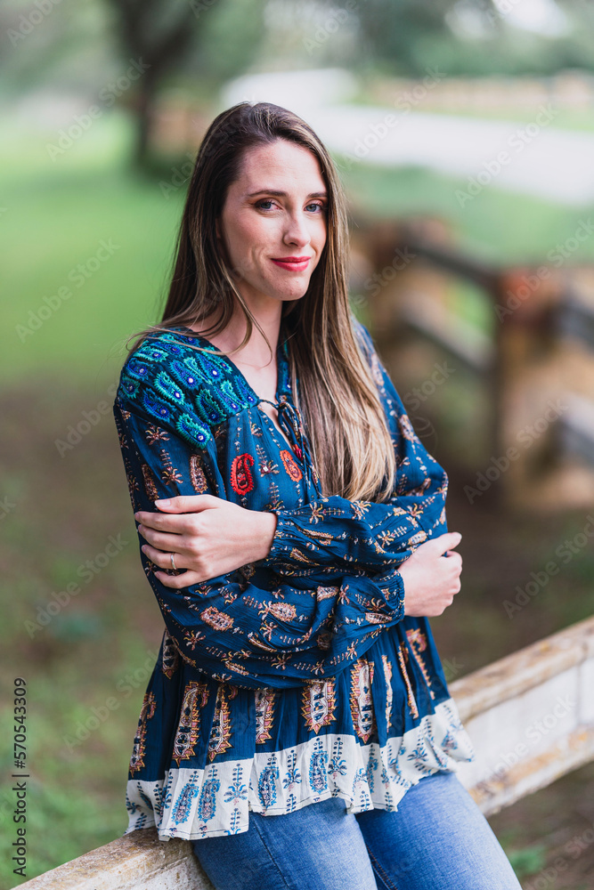 Chica joven con pelo largo liso y vestidos pintorescos en zona boscosa tomándose fotos y posando Chica joven con pelo largo liso y vestidos pintorescos en zona boscosa tomándose fotos y posando