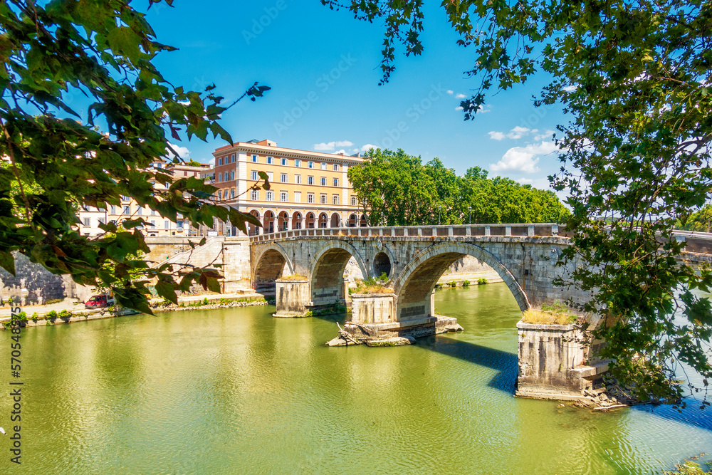 Ponte Sisto ist eine steinerne Straßenbrücke - nur für Fußgänger - in der Altstadt von Rom über den Tiber nach Trastevere
