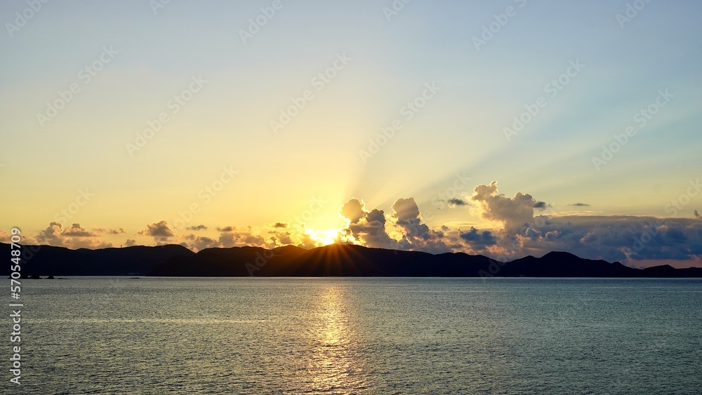 Naklejka premium 沖縄県慶良間諸島慶留間島から見た朝の渡嘉敷島