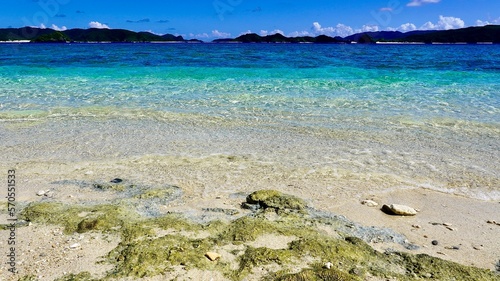 沖縄県阿嘉島のニシバマビーチの波打ち際から見える慶良間諸島 photo