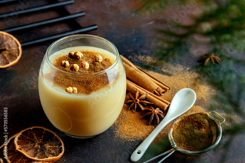 Foto Traditional Turkish drink boza with cinnamon and roasted chickpea