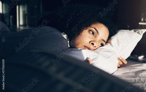 Foto Anxiety, depression and woman in bed with insomnia, thinking and trying to sleep while sick