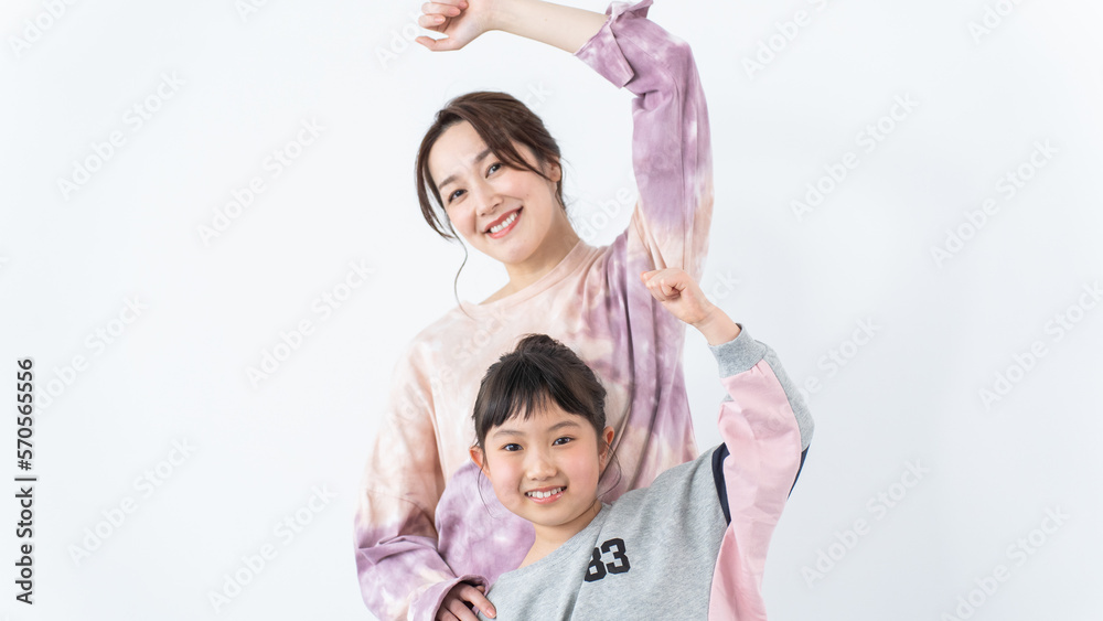 講師からダンスを教わる女の子