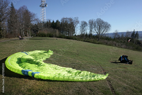 Startvorbereitungen für den Gleitschirmflug im Land der tausend Berge / Sauerland, Markshöhe photo