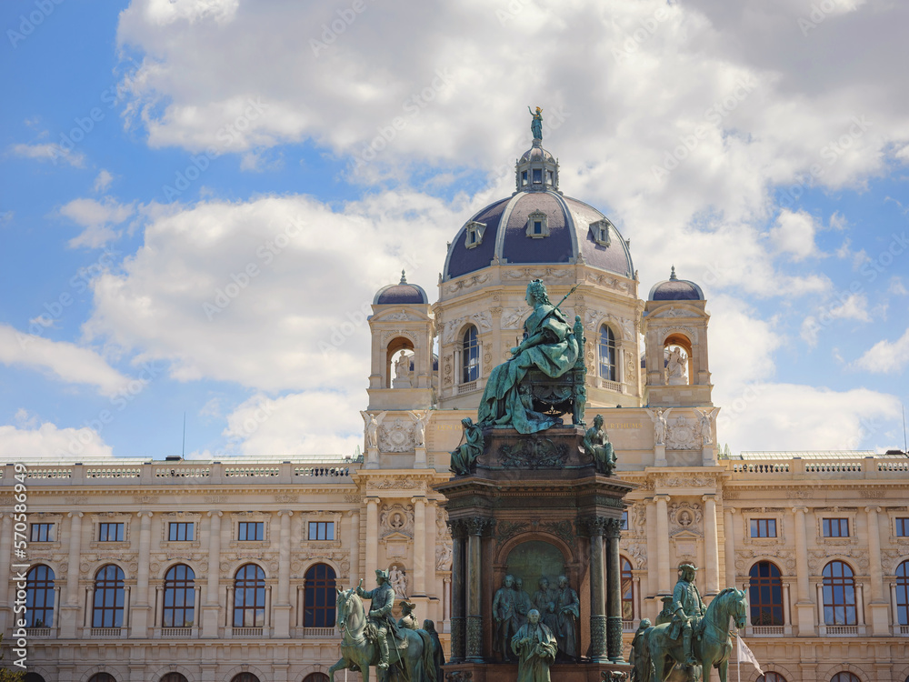 Obraz premium The Kunsthistorisches Museum (English Museum of Art History) and Empress Maria Theresia monument at summer day in Vienna , Austria