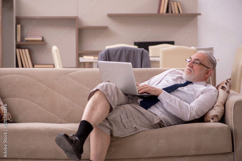 Obraz premium Old male employee working from home during pandemic