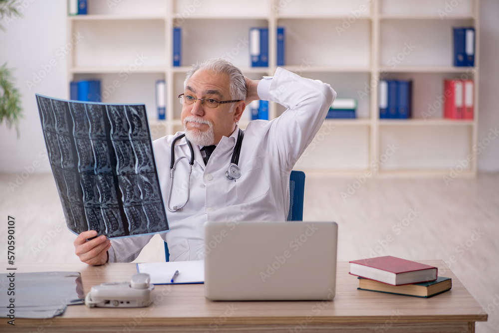 Obraz premium Old male doctor radiologist working in the clinic