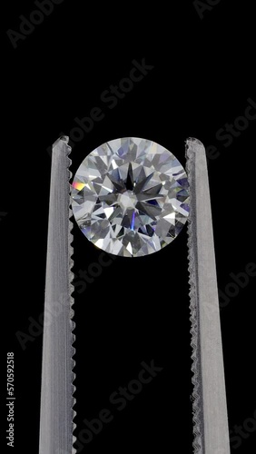 round mossanite gemstone left right double refraction