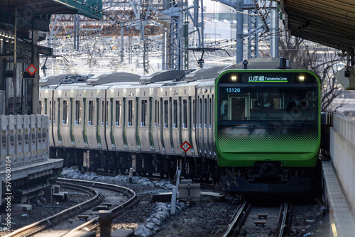 東京駅に到着する山手線 photo