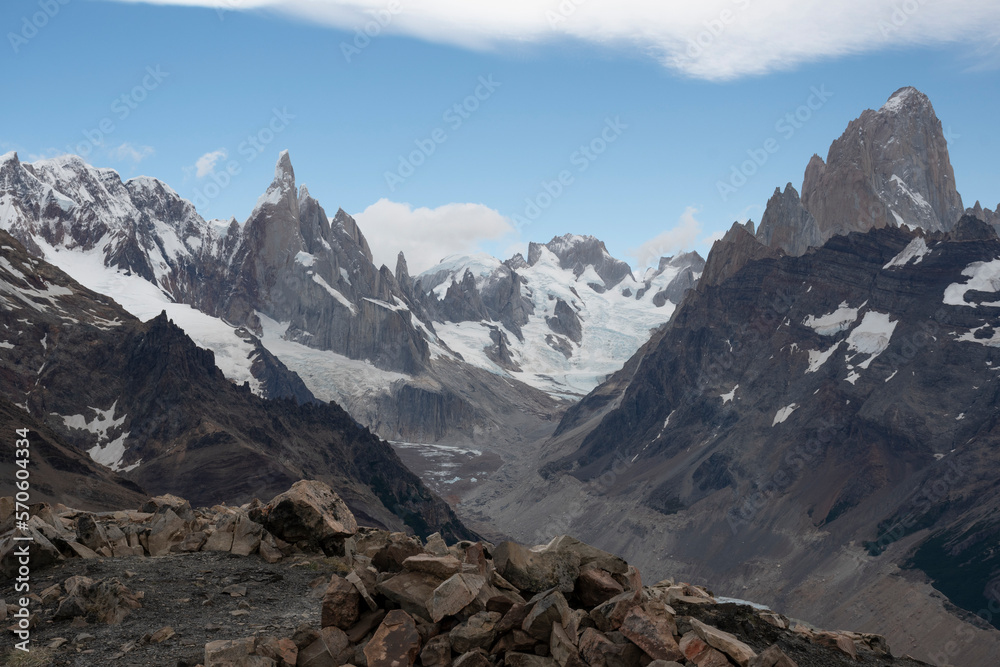 paisaje de la patagonia con el fitz roy y el cerro torre de fondo