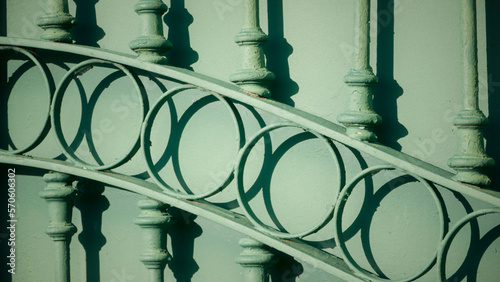 Barrotes y circulos en puerta metálica verde 