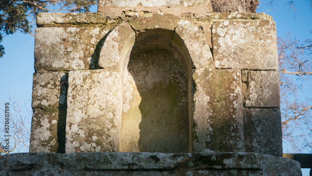 Hornacina abovedada en conjunto de piedra medieval