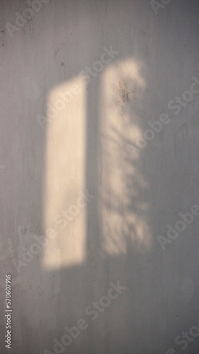 Reflejo soleado de ventana en pared blanca de casa rural