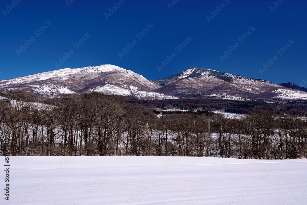 長野県・上田市 冬の菅平高原から望む四阿山と根子岳の風景