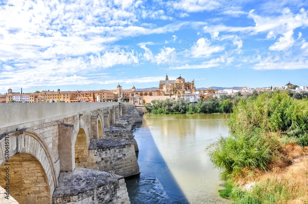 Córdoba, Andalusië, Zuid Spanje, Europe. View of the city gate 'Puerta del Puente' near the Mezquita, from the De Puente Romano, the 331 meter long Roman bridge, which crosses the river Guadalquivir.