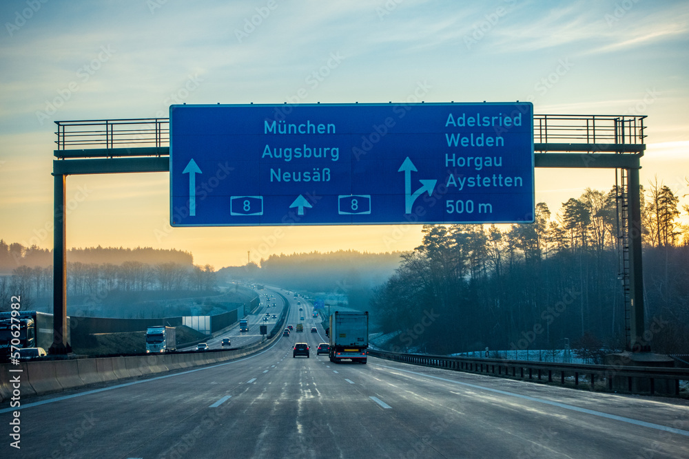 Sie Fahren Im Stadtverkehr Auf Trockener Fahrbahn Sonnenaufgang auf der winterlichen Autobahn (Stuttgart - München, BAB 8