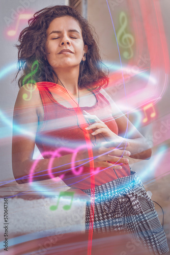 Mulher morena de cabelo cacheado ouvindo e curtindo música e luzes de néon, claves e notas musicais ao redor. Aproveitando o carnaval. Brunette woman listening music and neon lights and clefs 