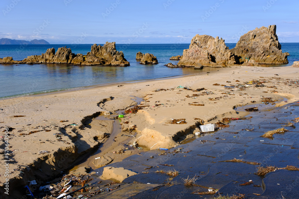 美しい水晶浜に漂着する海のゴミ