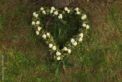 Herz Kranz mit weißen Rosen, Hochzeitsfloristik, Symbol Liebe