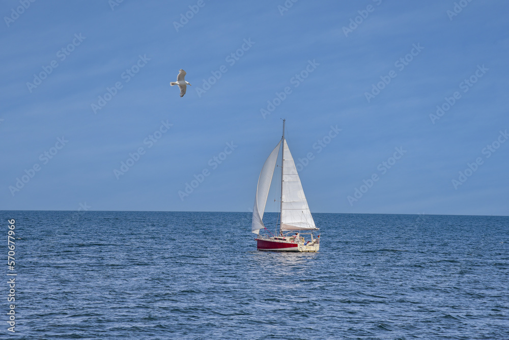 Segelboot auf der Ostsee unweit der Insel Rügen