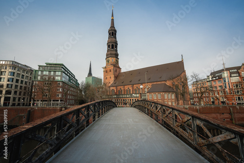 St. Catherine Church and Jungfernbrucke bridge - Hamburg, Germany © diegograndi