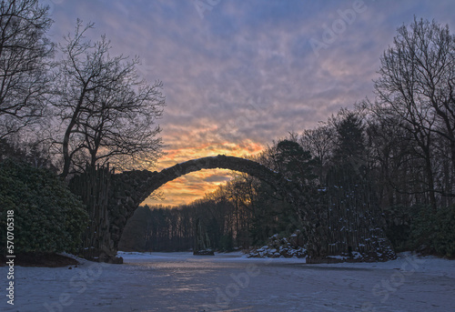 Rakotzbrücke Kromlau im Winter mit schönen Sonnenaufgang © Michael