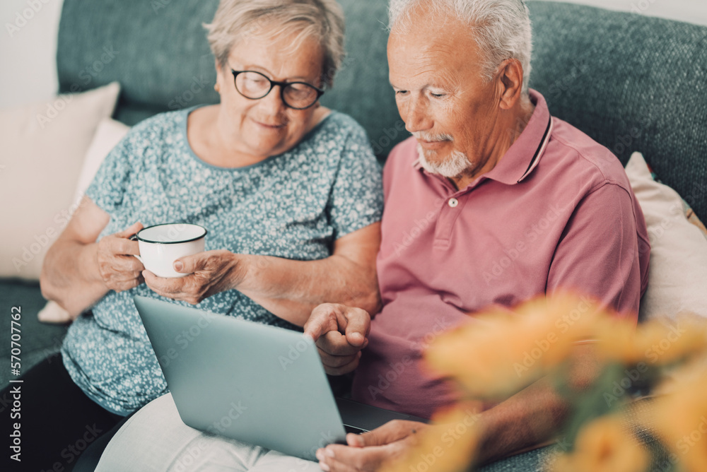 Ταπετσαρία Serene 80s real couple at home using modern laptop technology with internet connection surfing the web and enjoying time and indoo rleisure activity