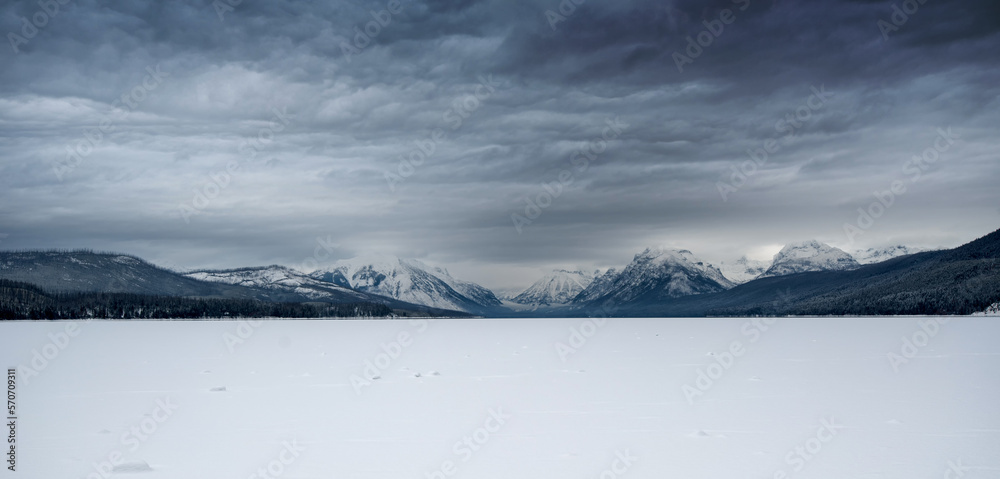 Φωτογραφία Panorama of frozen Lake McDonald in Glacier National Park, Montana