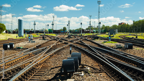 Foto railway tracks, diesel locomotive and railway wagons against the blue sky