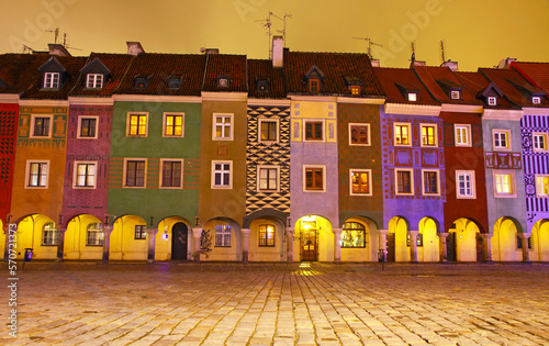 Obraz na płótnie Night view of colourful houses in Old Market Square in Poznan, Poland w salonie