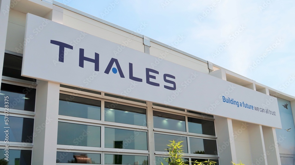 Enseigne / logo de l’entreprise d’électronique Thales, industrie ...