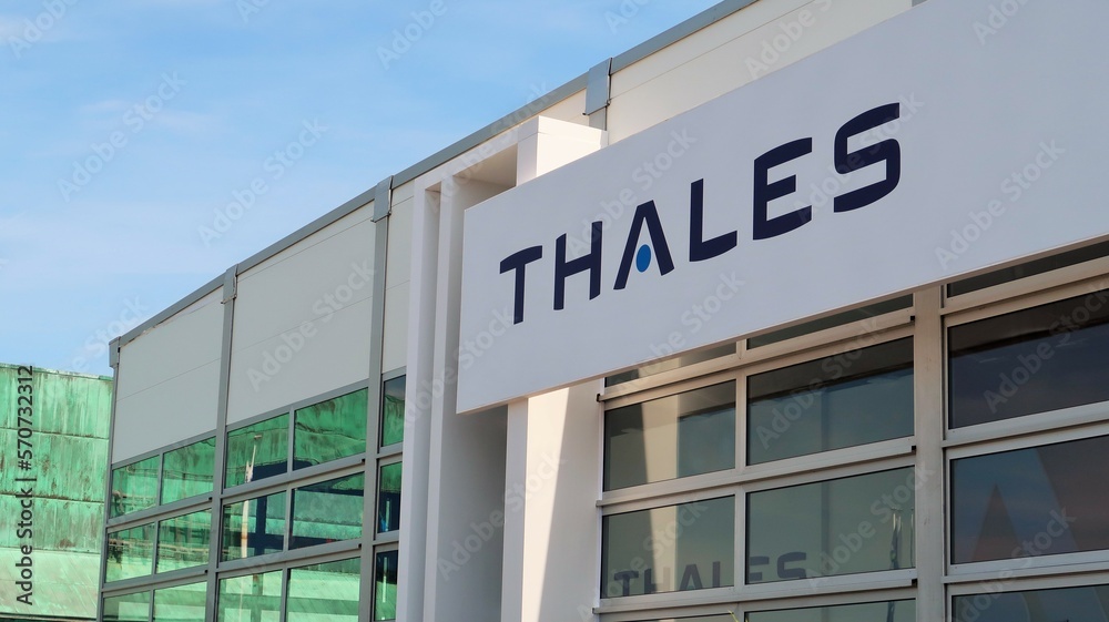 Foto de Enseigne / logo de l’entreprise d’électronique Thales ...