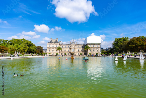 Cuadro en lienzo The Luxembourg Palace in Luxembourg Gardens in Paris, France, was originally built (1615-1645) to be the royal residence of the regent Marie de Medici