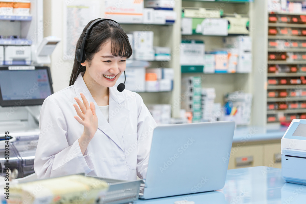 病院・薬局でパソコンを使ってオンライン服薬指導・診療する薬剤師・調剤師の女性(処方箋・医師)
病院・薬局でパソコンを使ってオンライン服薬指導・診療する薬剤師・調剤師の女性(処方箋・医師)