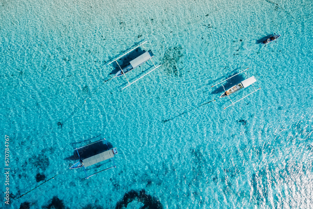 Fototapeta premium Boats are at anchor in ocean on paradise island. Aerial view.