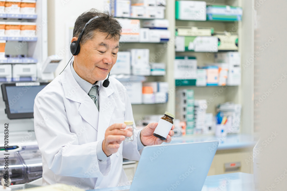病院・薬局でパソコンを使ってオンライン服薬指導・診療する薬剤師・調剤師の男性(処方箋・医師)
病院・薬局でパソコンを使ってオンライン服薬指導・診療する薬剤師・調剤師の男性(処方箋・医師)