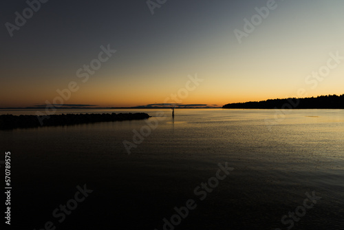 Fototapeta Naklejka Na Ścianę i Meble -  Spectacular sunset in Vancouver bay