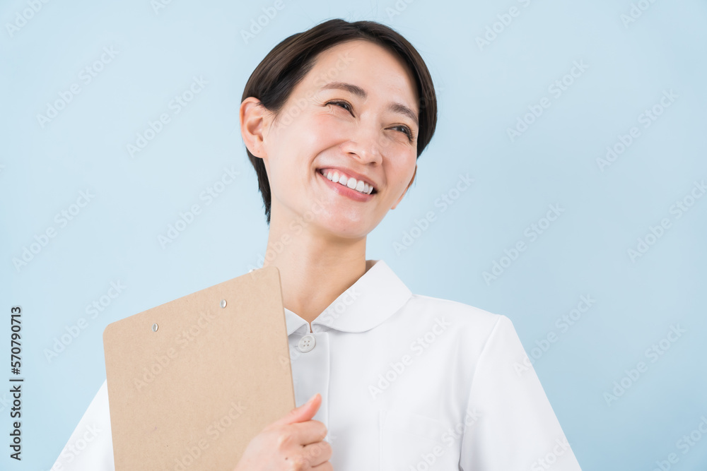 カルテを持つ日本人女性
