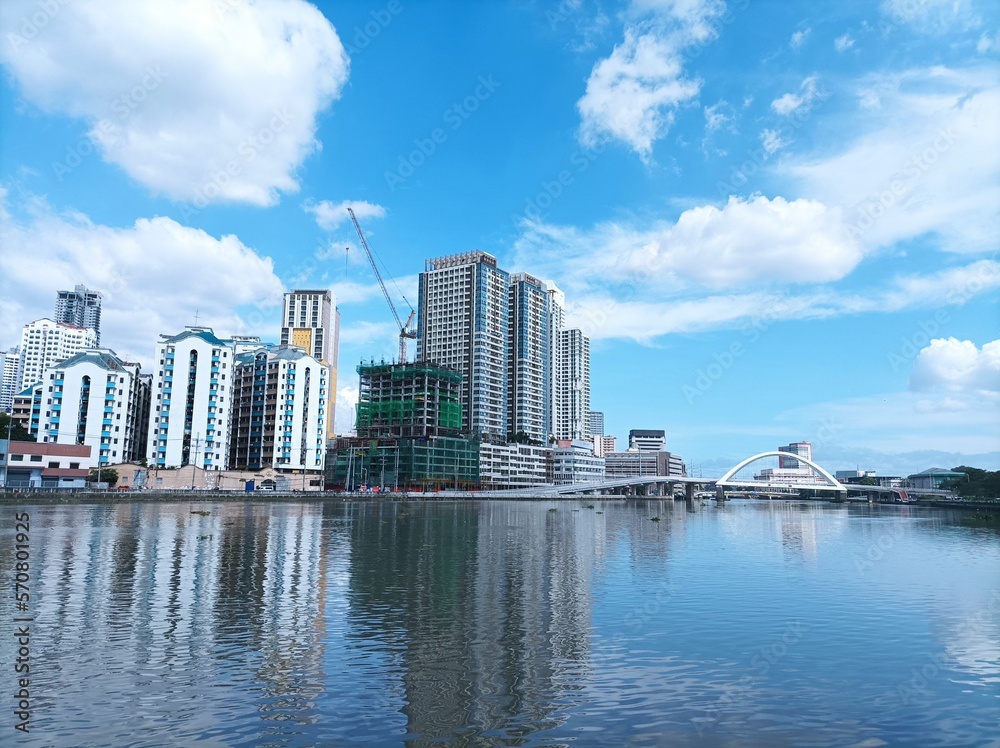 Fototapeta premium city skyline and river