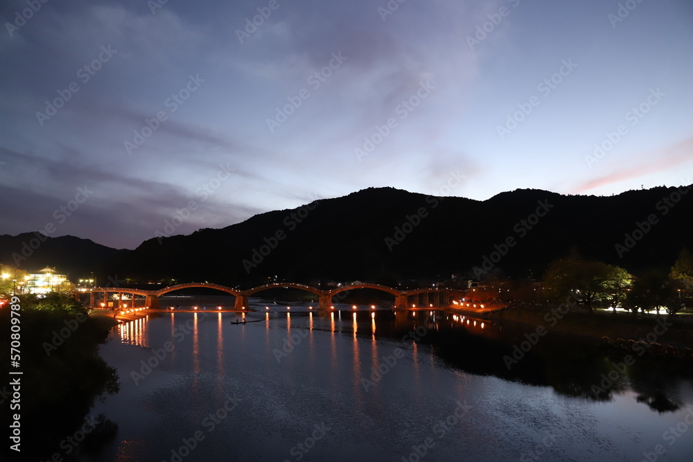 Obraz premium 錦帯橋芸術祭 山口県観光岩国市横山 炎に包まれる錦帯橋 日本の幻想的な空間 #篝火