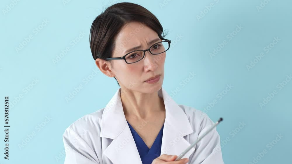 注意をする日本人女性医師 注意をする日本人女性医師