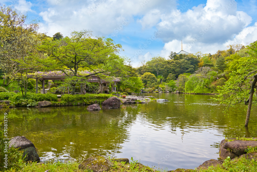 Naritasan Park is a large garden located behind the main building of the Naritasan Shinshoji Temple in Chiba prefecture, Kanto, Japan.